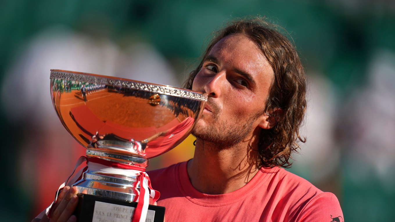 Stefanos Tsitsipas s trofejou po triumfe na turnaji ATP v Monte Carle 2024.