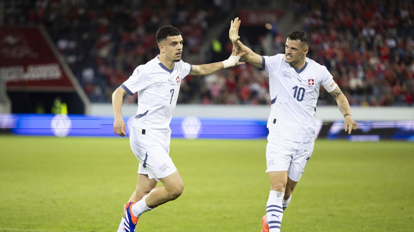 Zeki Amdouni a Granit Xhaka oslavujú gól.