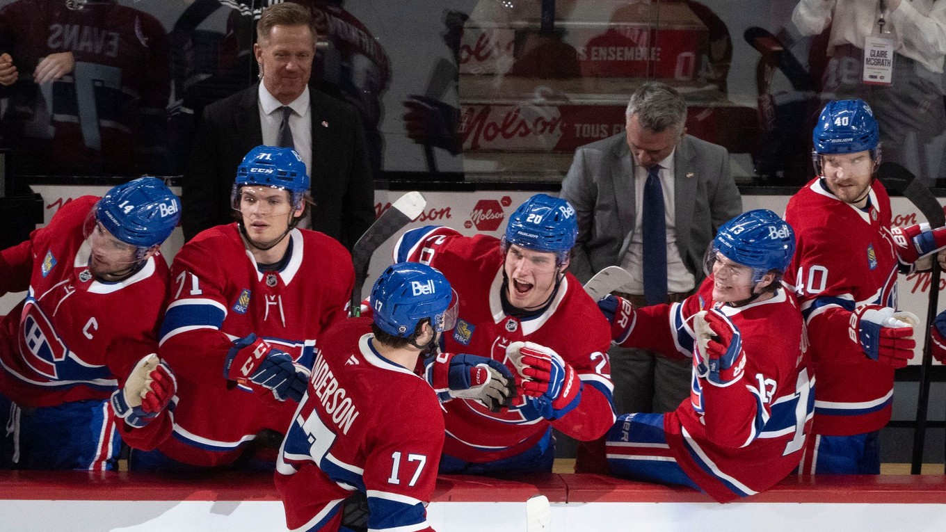 Útočník Montrealu Josh Anderson oslavuje gól so spoluhráčmi na lavičke. Uprostred Slovák Juraj Slafkovský. 