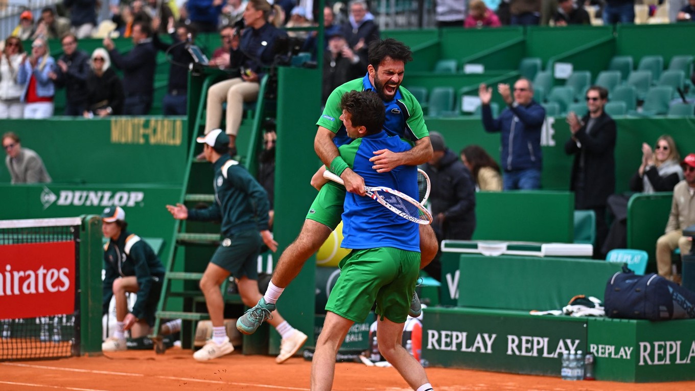 Romain Arneodo (hore) a Manuel Guinard po víťazstve vo štvorhre na turnaji ATP Masters 1000 Monte Carlo 2025.