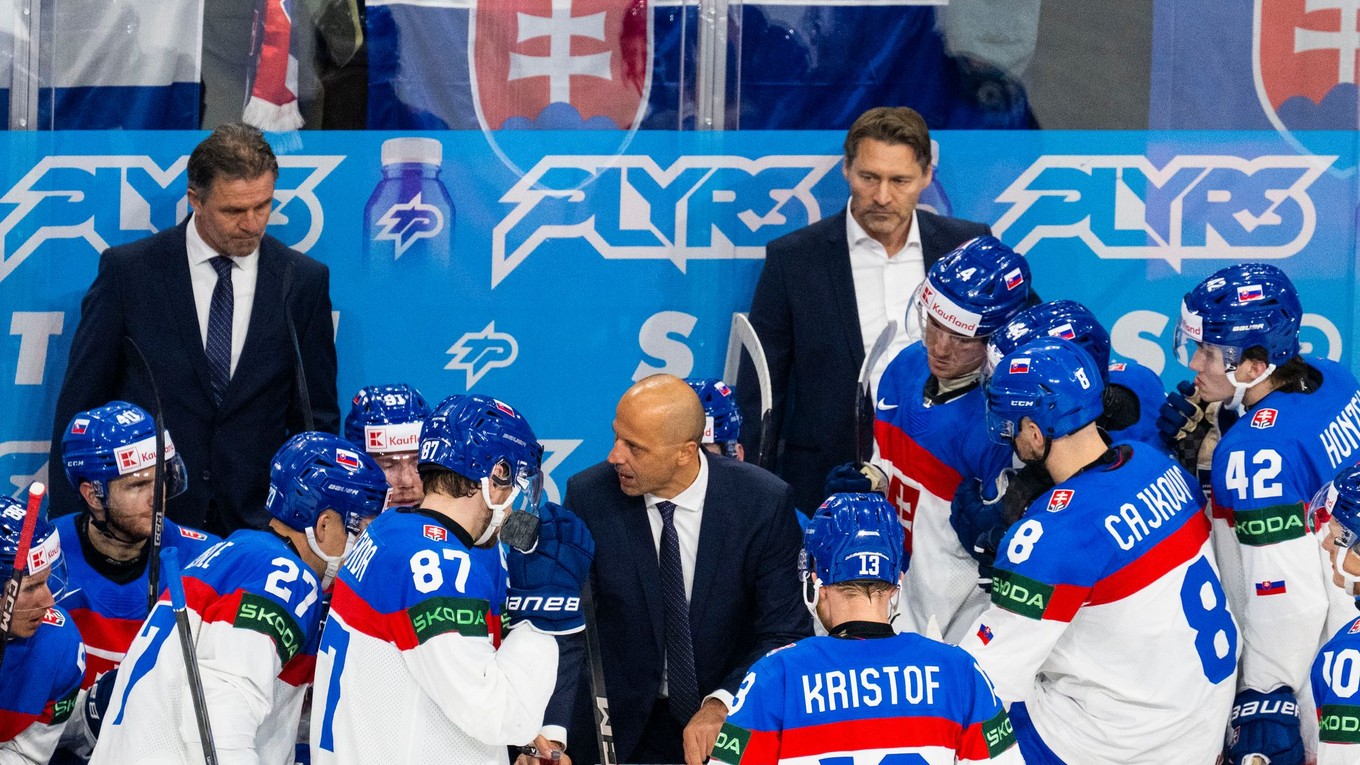 Slovenská striedačka počas zápasu Slovensko - Lotyšsko na MS v hokeji 2025.
