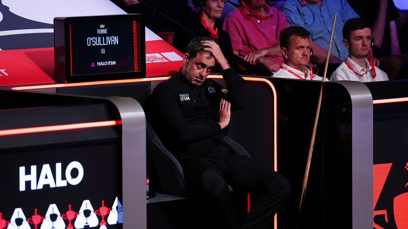 Ronnie O'Sullivan počas semifinále MS v snookri 2025.