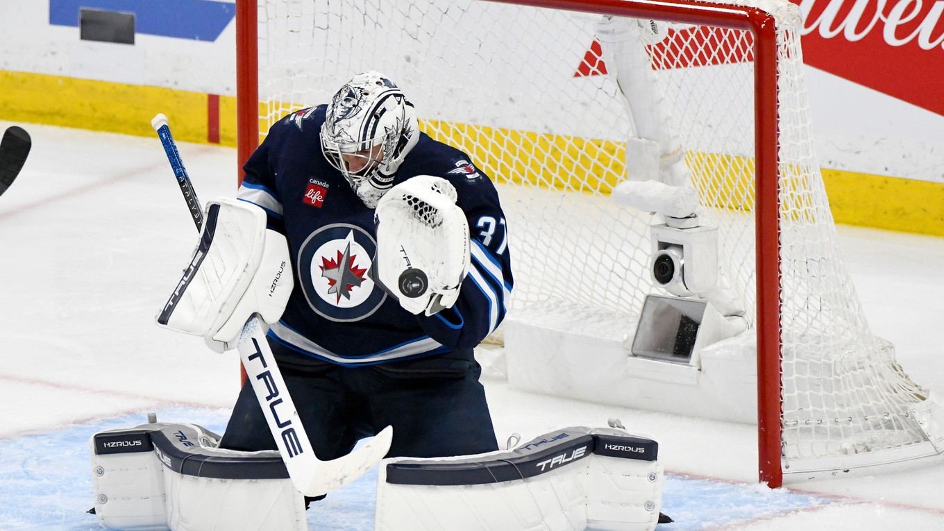 Brankár Connor Hellebuyck v zápase proti Dallasu Stars.