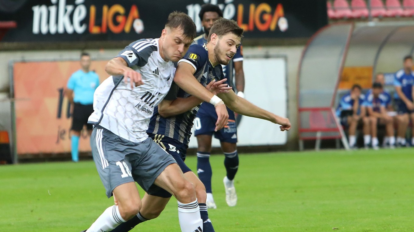 zľava Alex Markovič (Podbrezová) a Vladimír Perišic (Košice) bojujú o loptu