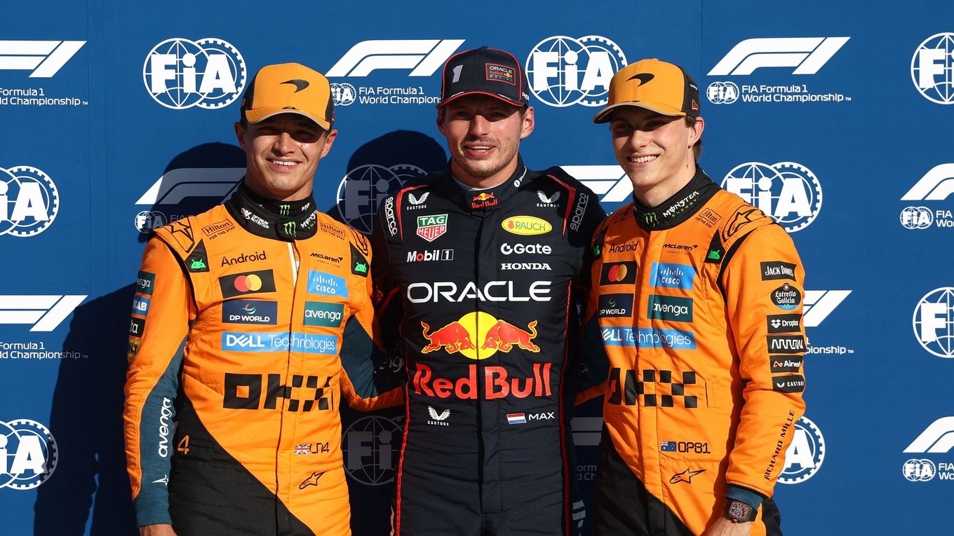 Zľava Lando Norris, Max Verstappen a Oscar Piastri po kvalifikácii na VC Talianska formuly 1 2025.
