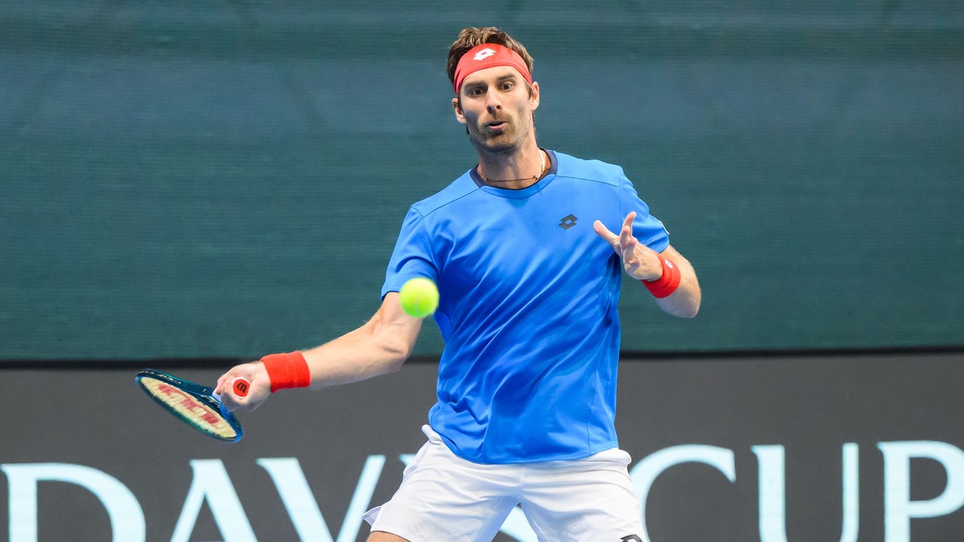 Slovenský daviscupový reprezentant Norbert Gombos v zápase proti Nicolásovi Mejiáovi z Kolumbie