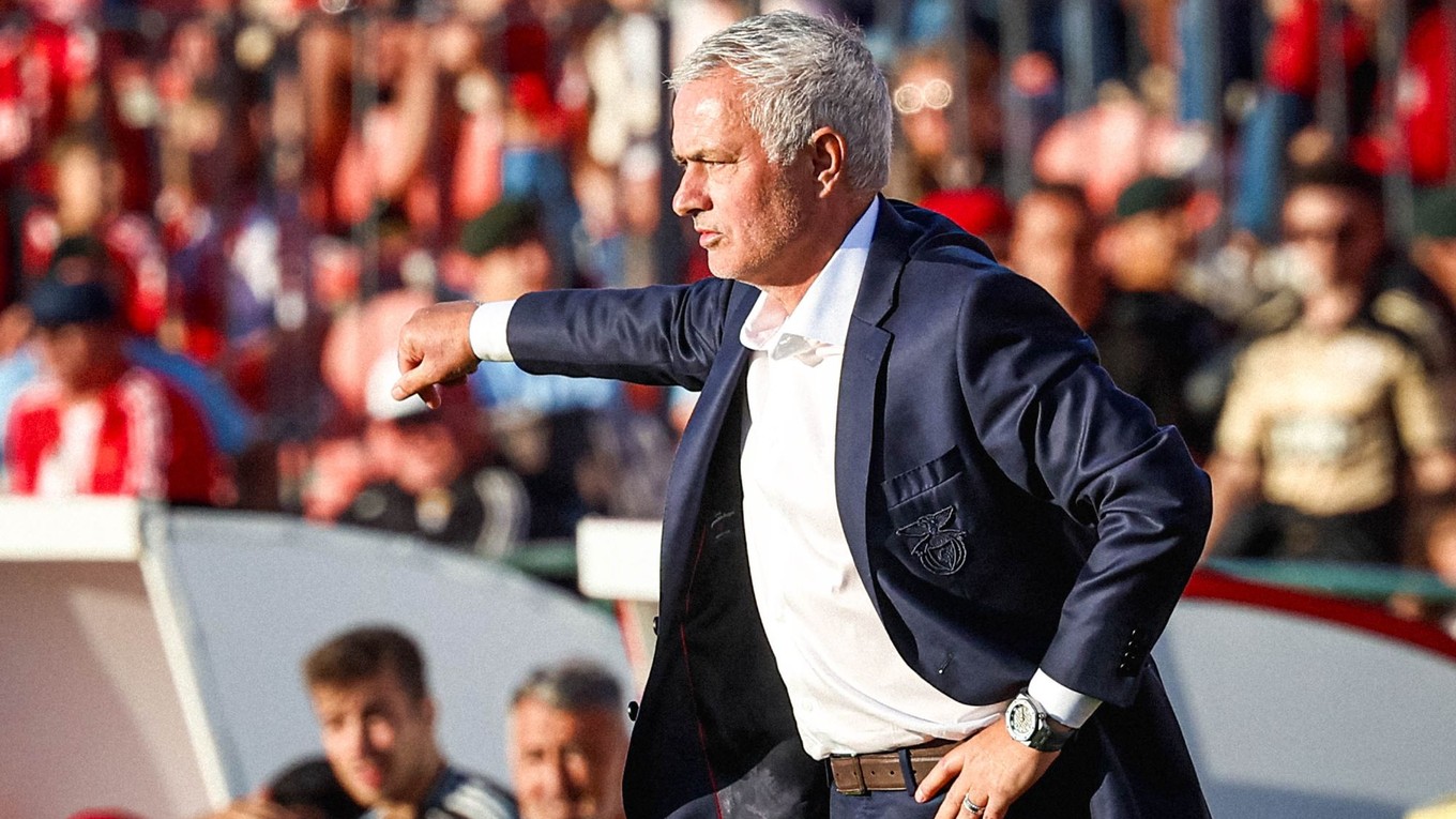 Jose Mourinho na lavičke Benficy Lisabon