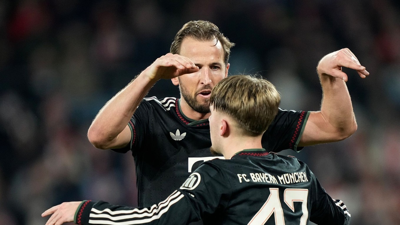 Lennart Karl a Harry Kane oslavujú gól v sieti Kolína.