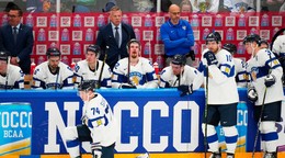 Fínski hokejisti smútia po prehre.