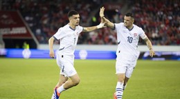 Zeki Amdouni a Granit Xhaka oslavujú gól. 