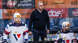 Zľava Peter Bjalončík (Slovan), tréner Slovana Peter Oremus a Martin Bakoš (Slovan) počas 16. kola Tipos extraligy HC Slovan Bratislava - Vlci Žilina.