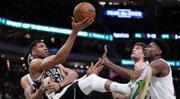 Giannis Antetokounmpo v zápase NBA Milwaukee Bucks - Cleveland Cavaliers.