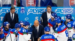 Slovenská striedačka počas zápasu Slovensko - Lotyšsko na MS v hokeji 2025.