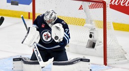 Brankár Connor Hellebuyck v zápase proti Dallasu Stars.