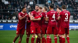 Futbalisti Stuttgartu oslavujú gól.