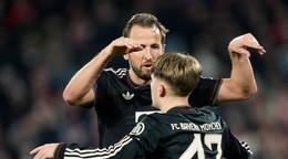 Lennart Karl a Harry Kane oslavujú gól v sieti Kolína.