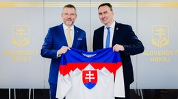 Prezident SR Peter Pellegrini (vľavo) a prezident Slovenského zväzu ľadového hokeja (SZĽH) Miroslav Šatan (vpravo)