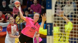 Martina Popovcová (Slovensko) s loptou počas zápasu 1. skupiny EHF Euro Cupu v hádzanej žien medzi Slovensko a Poľskom