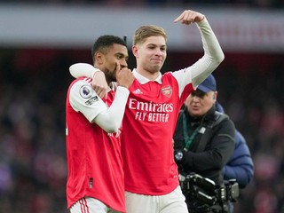 Reiss Nelson (vľavo) a Emile Smith Rowe sa v drese Arsenal FC tešia po strelenom góle.