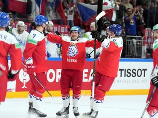 Českí hokejisti sa tešia z víťazstva 6:2 nad Slovinskom.