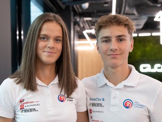 Dlovenskí reprezentanti v skokoch na lyžiach Tamara Mesíková a Hektor Kapustík.