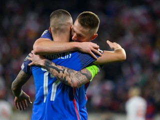 Lukáš Haraslín a Milan Škriniar oslavujú gól v zápase Slovensko - Island v kvalifikácii EURO 2024.