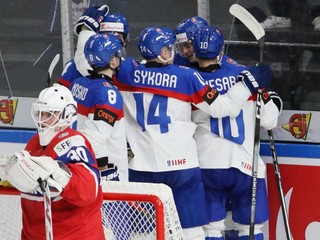 Slovenskí reprezentanti sa tešia po strelenom góle v zápase Slovensko - Nórsko na MS v hokeji do 20 rokov 2024.