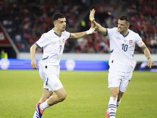 Zeki Amdouni a Granit Xhaka oslavujú gól. 