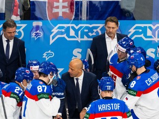 Slovenská striedačka počas zápasu Slovensko - Lotyšsko na MS v hokeji 2025.