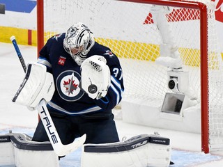 Brankár Connor Hellebuyck v zápase proti Dallasu Stars.