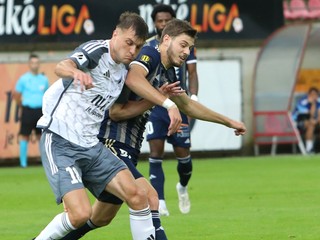 zľava Alex Markovič (Podbrezová) a Vladimír Perišic (Košice) bojujú o loptu