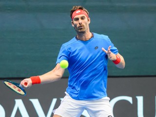 Slovenský daviscupový reprezentant Norbert Gombos v zápase proti Nicolásovi Mejiáovi z Kolumbie