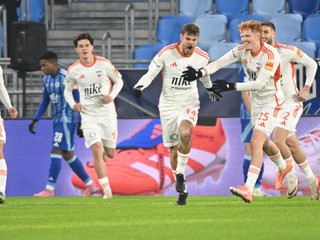 Kapitán Ružomberka Jan Hladík (uprostred) sa teší z gólu