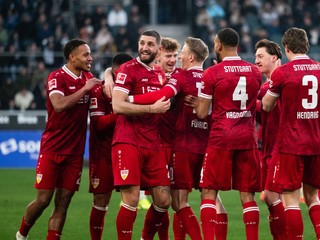 Futbalisti Stuttgartu oslavujú gól.