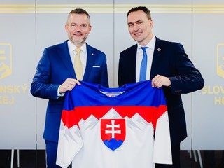 Prezident SR Peter Pellegrini (vľavo) a prezident Slovenského zväzu ľadového hokeja (SZĽH) Miroslav Šatan (vpravo)