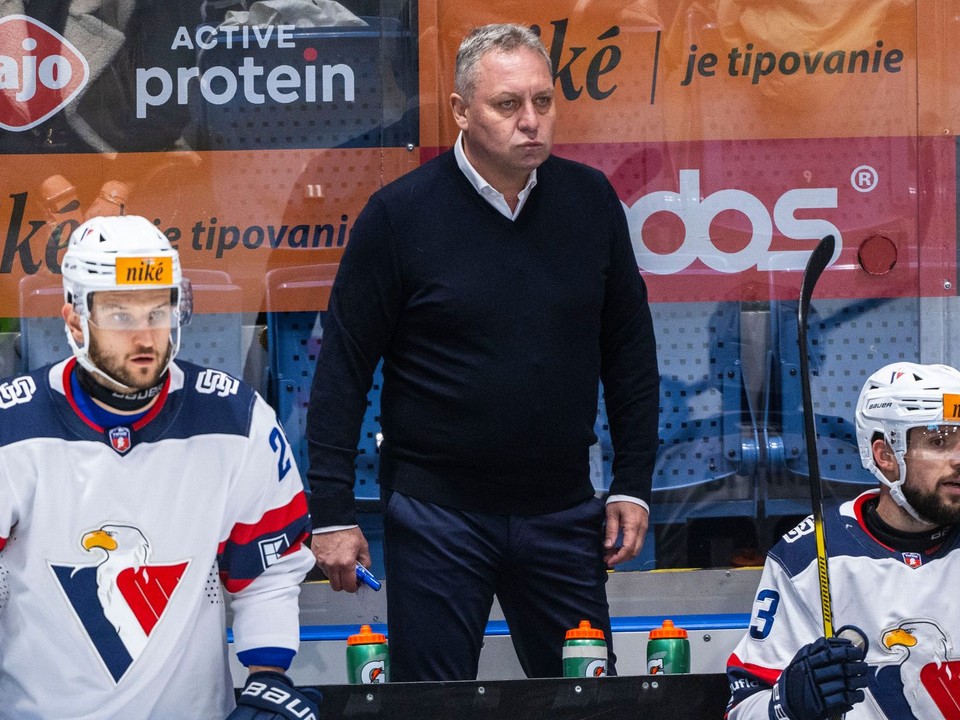 Zľava Peter Bjalončík (Slovan), tréner Slovana Peter Oremus a Martin Bakoš (Slovan) počas 16. kola Tipos extraligy HC Slovan Bratislava - Vlci Žilina.