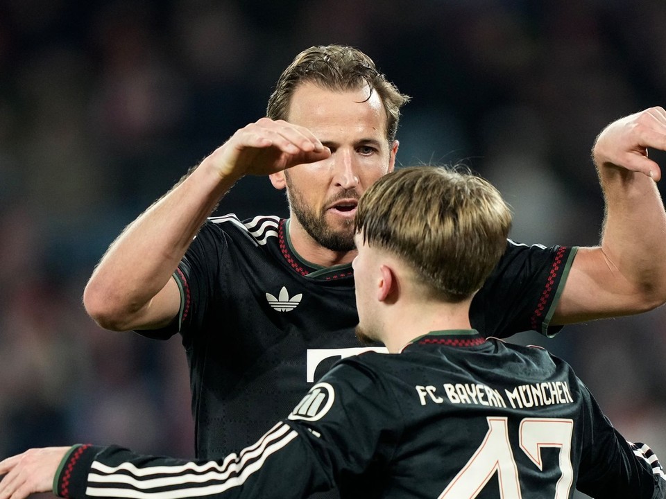 Lennart Karl a Harry Kane oslavujú gól v sieti Kolína.
