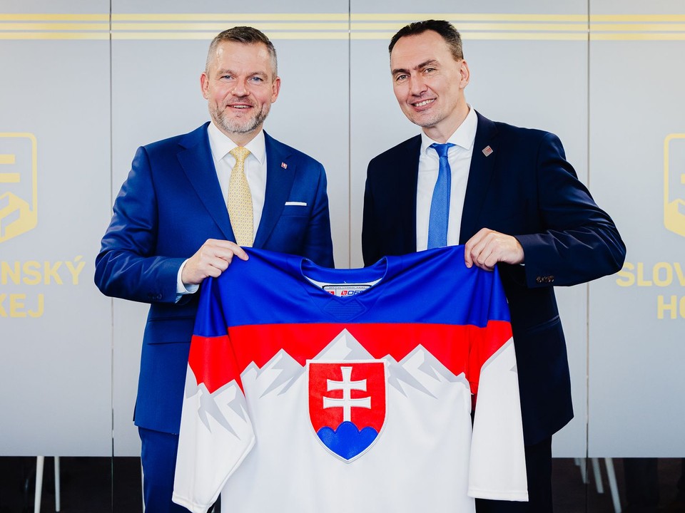 Prezident SR Peter Pellegrini (vľavo) a prezident Slovenského zväzu ľadového hokeja (SZĽH) Miroslav Šatan (vpravo)