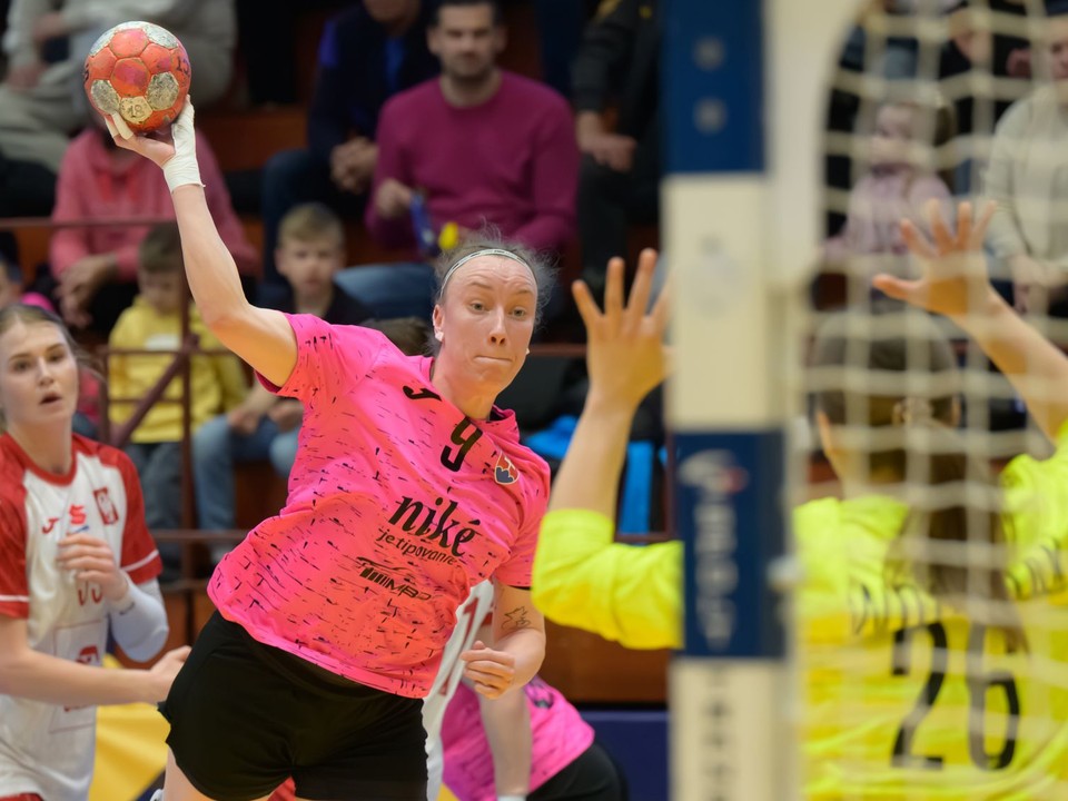 Martina Popovcová (Slovensko) s loptou počas zápasu 1. skupiny EHF Euro Cupu v hádzanej žien medzi Slovensko a Poľskom