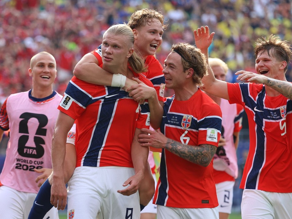 Erling Haaland oslavuje gól v sieti Brazílie v osemfinále MS vo futbale 2026. 