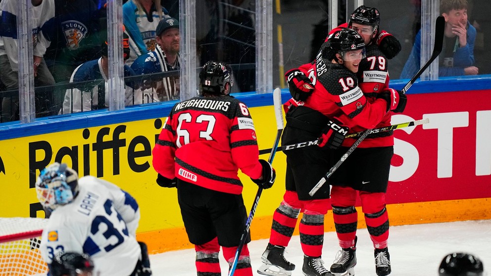 Radosť hokejistov Kanady po góle Samuela Blaisa v zápase proti Fínsku na MS 2023.