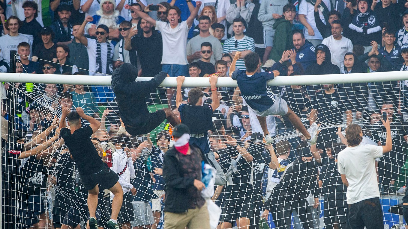 Výtržnosti fanúšikov na ihrisku.