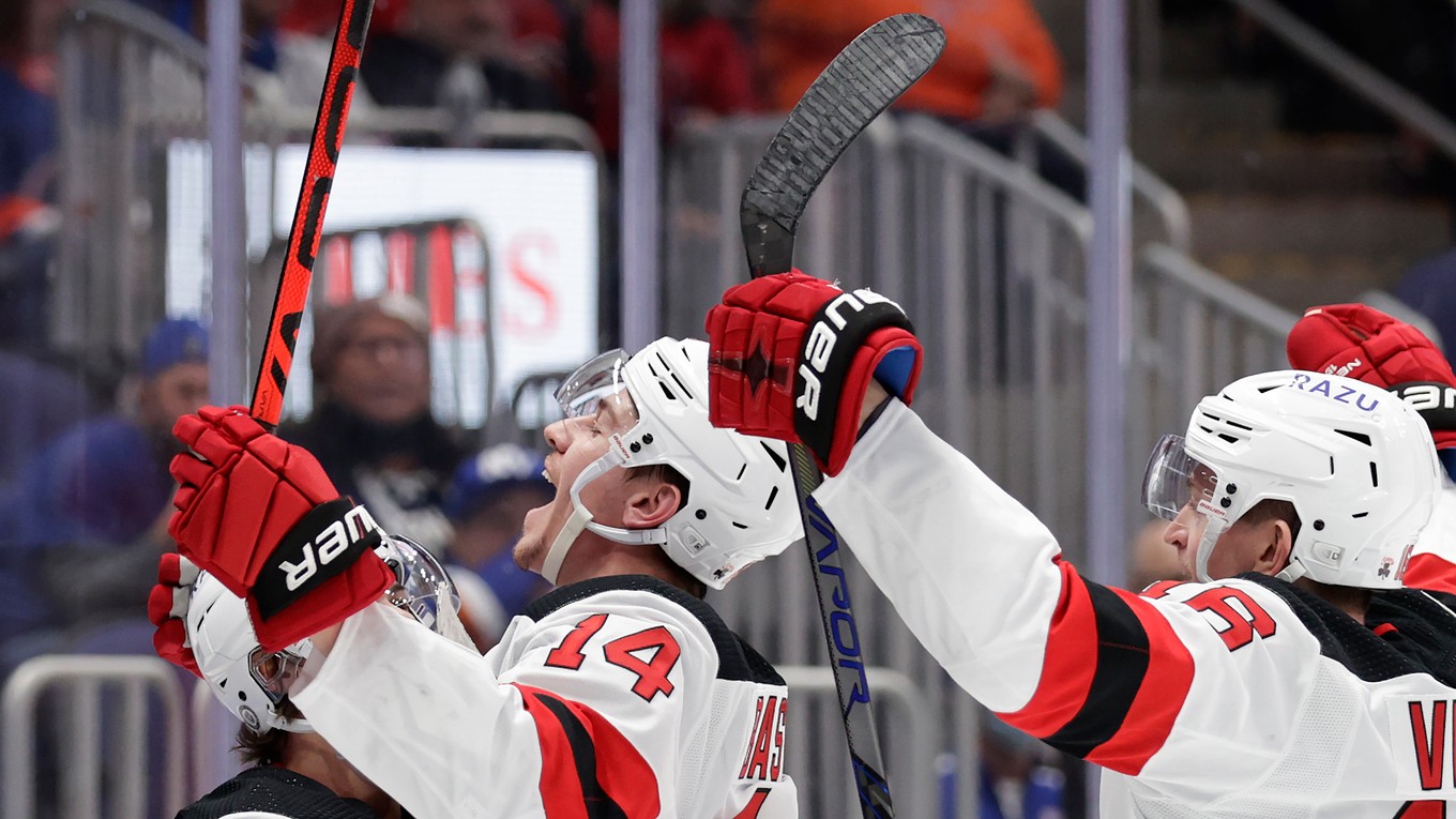 Nathan Bastian sa raduje z gólu v archívnom zábere.