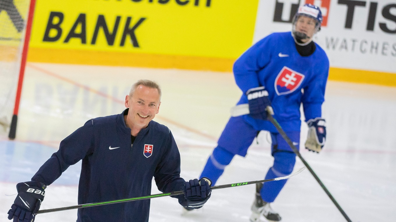 Lekár slovenských hokejistov Pavol Lauko a Adam Sýkora počas rozkorčuľovania na MS v hokeji 2022.