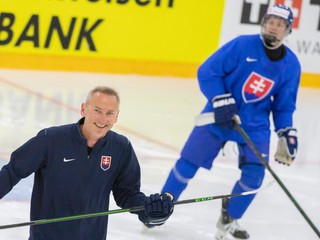 Lekár slovenských hokejistov Pavol Lauko a Adam Sýkora počas rozkorčuľovania na MS v hokeji 2022.