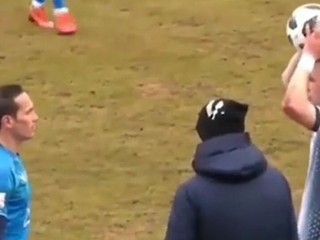 Zábery z Ruska obehli svet. Futbalista hodil súperovi loptu z metra do tváre