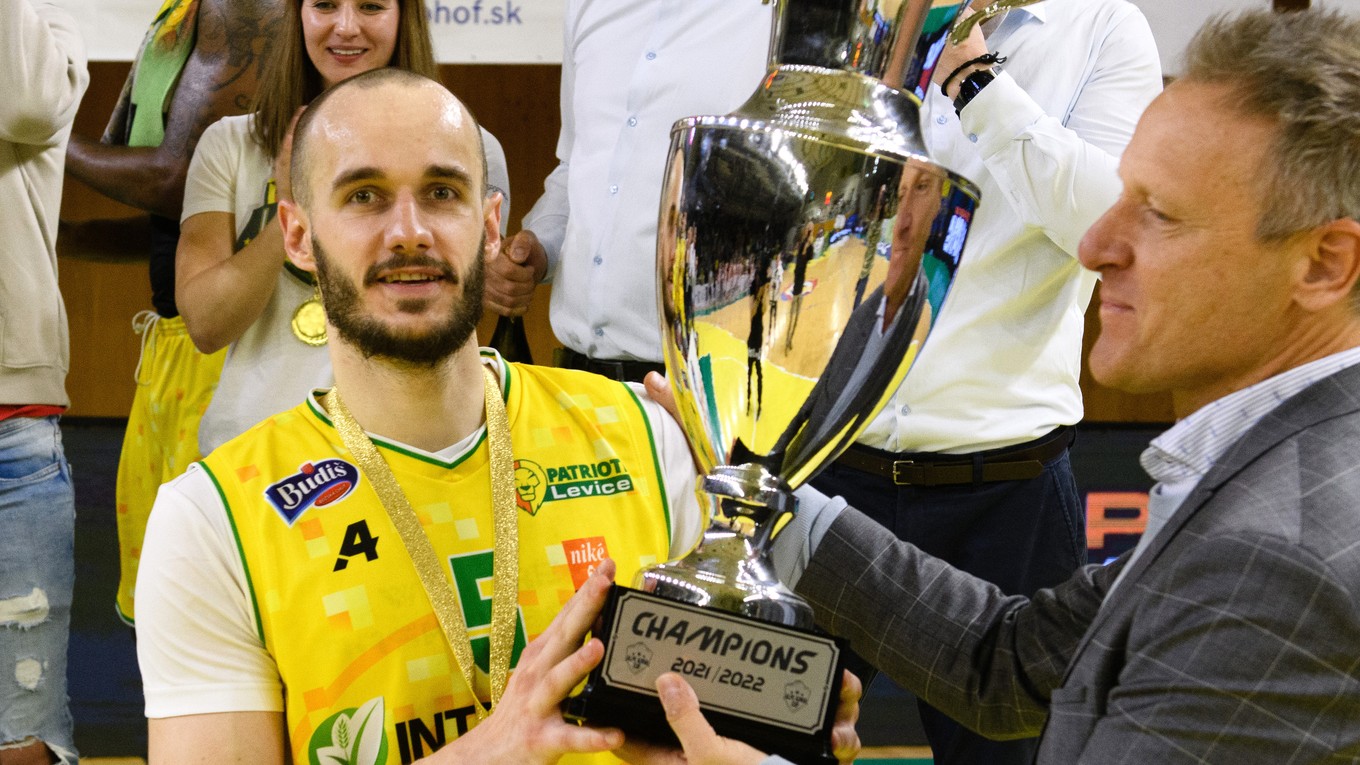 Šimon Krajčovič s trofejou za víťazstvo v Alpsko-jadranskom pohári.