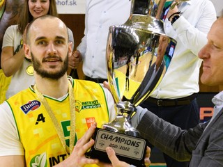 Šimon Krajčovič s trofejou za víťazstvo v Alpsko-jadranskom pohári.
