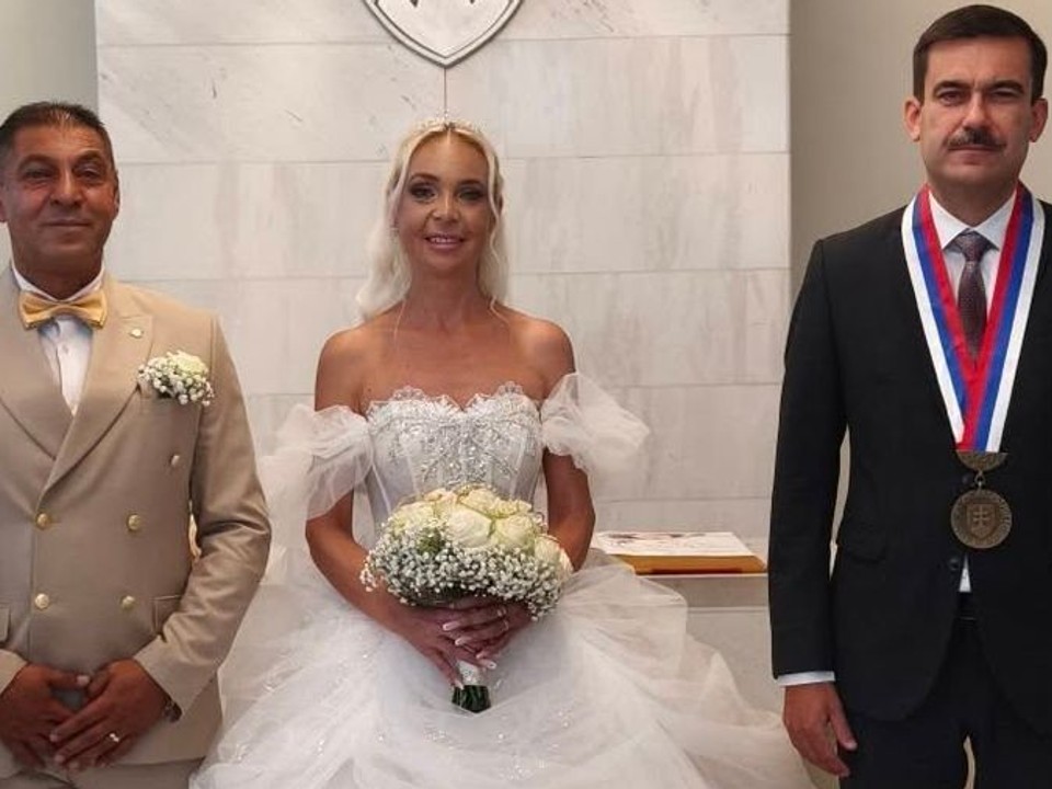 Eugen Bari, Kristína Juhászová a primátor mesta Fiľakovo Attila Agócs.