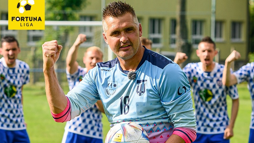 Pavel Kováč et pelle de football.  Fortuna League a été joué dans le village (VIDEO)